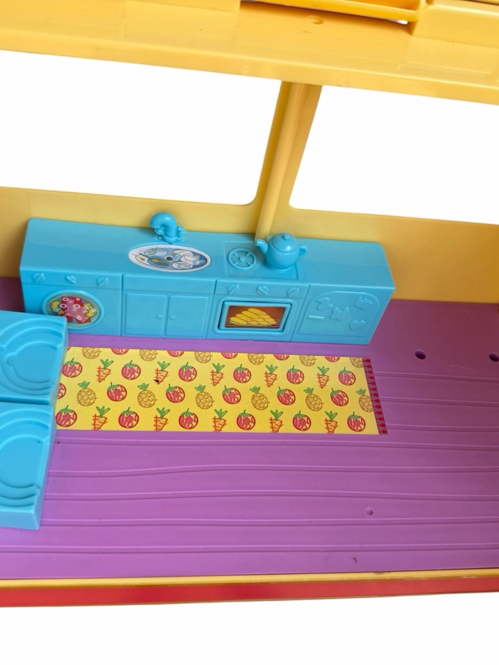 Peppa Pig Yellow & Red Camper Van Playset with Family Figures - Picture 3 of 8